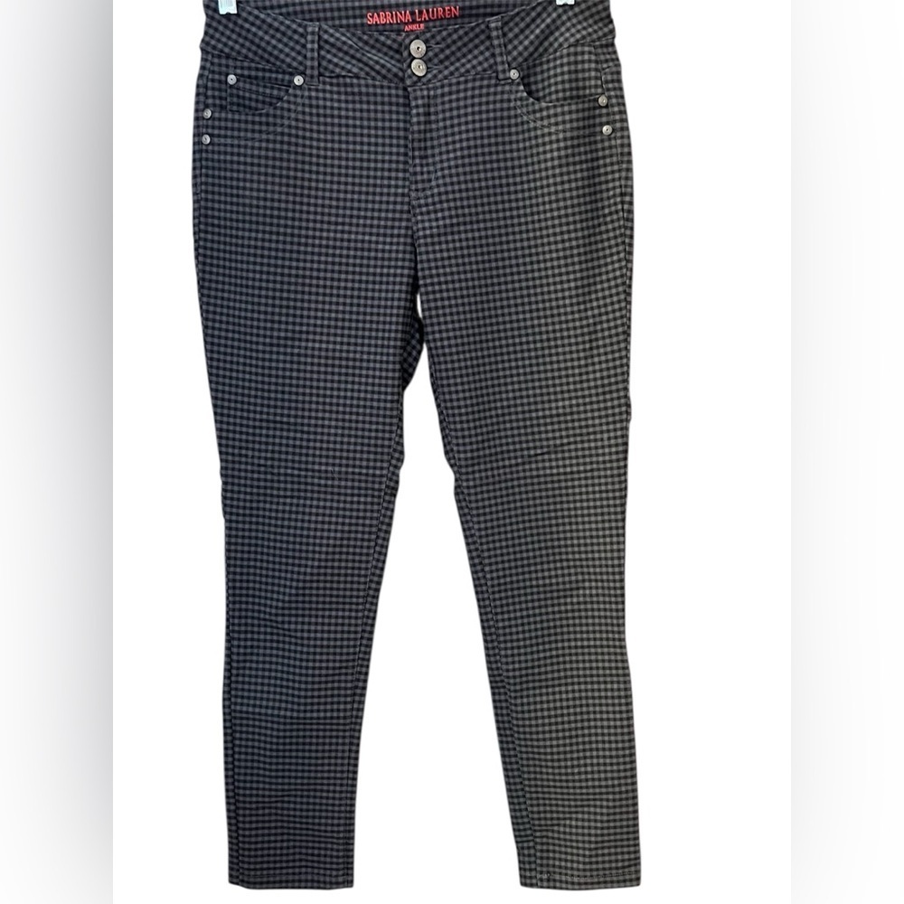 Stylish Black and Gray Checkered Women's Cropped Pants 12